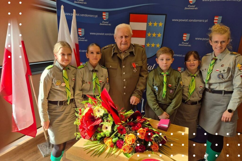 Harcerze z Panem Kazimierzem Morgasiem